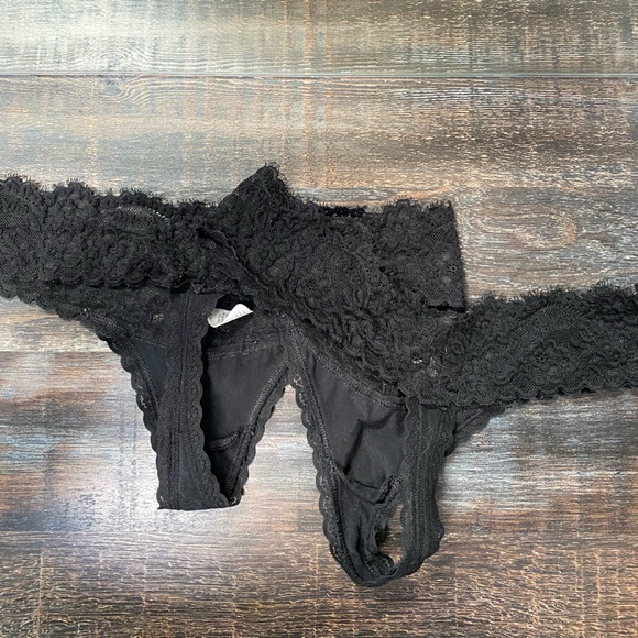 2 Aerie Eyelash Lace Thongs - Picture 4 of 4